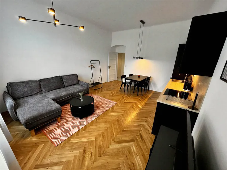 Obývací pokoj – repasované parkety, nové omítky