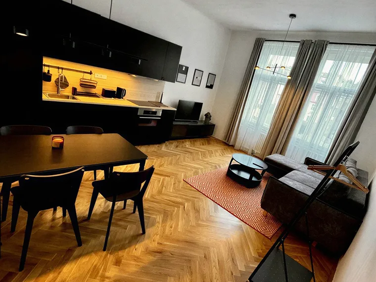 Obývací pokoj s kuchyní – parkety, nové elektrorozvody